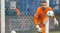 Karvinský gólman Jakub Lape� p�i utkání v Liberci.