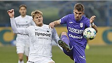 Liberecký úto�ník Luká� Letenay v souboji o mí� s karvinským obráncem...