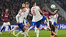 Kevin-Prince Milla se sna�í dostat mí� z obklopení hrá�� Rakówu.