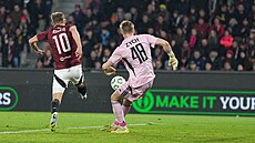 Jan Kuchta bojuje o mí� s branká�em Rakówu Oliwierem Zychem.