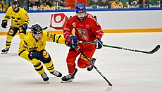 Jesper Frödén a Filip Pyrochta v souboji o puk.