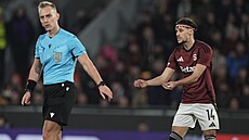 Roz�ílený Veljko Birman�evi� v utkání s �enstochovou.