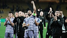 Kapitán Roberto Lopes zdraví fanou�ky po remíze Shamrock Rovers s Aténami.