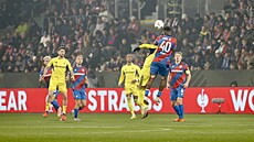 Plze�ský obránce Sampson Dweh hlavi�kuje v utkání s Fenerbahce-