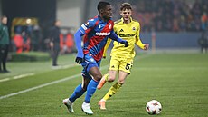 Plze�ský Cheick Souaré a Sebastion Szymanski z Fenerbahce se setkávají u mí�e.