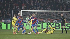 Mat�j Valenta a Václav Jemelka u mí�e v utkání s Fenerbahce.