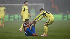 Sebastian Szymanski pomáhá na nohy Lukái ervovi.