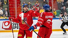 Jakub Lauko slaví s Michalem Kempným gól do �védské brány.