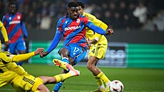 Rafiu Durosinmi st�ílí na bránu Fenerbahce.