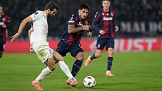 Velte Dragsnes z Bergenu (vlevo) chce dostat mí� z dosahu Santiaga Castra z...