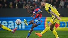 Prince Adu posílá mí� na bránu Fenerbahce, ale trefuje pouze ty�.