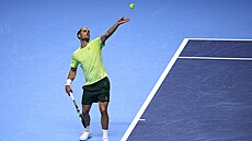 Carlos Alcaraz podává na Turnaji mistr.