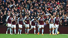 Fotbalisté Aston Villy se radují z gólu proti Bournemouthu.