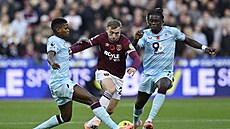 Jarrod Bowen se snaí prosadit mezi dvojící hrá Burnley.