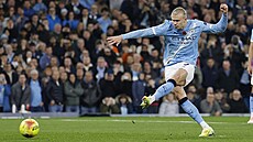 Erling Haaland nepromuje penaltu v utkání s Liverpoolem.