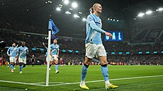 Erling Haaland slaví trefu do sít Liverpoolu.