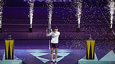 Jelena Rybakinová s trofejí pro vít�zku Turnaje mistry�.