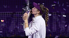 Jelena Rybakinová s trofejí pro vít�zku Turnaje mistry�.