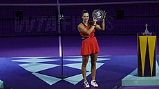 Aryna Sabalenková s trofejí po porá�ce ve finále Turnaje mistry�.