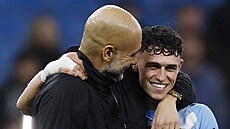 Pep Guardiola v objetí s Philem Fodenem po výh�e nad Liverpoolem.