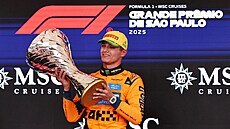 Lando Norris na stupních vítz s trofejí pro vítze Velké ceny Brazílie.