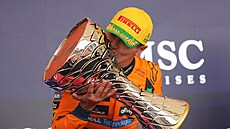 Lando Norris na stupních vít�z� s trofejí pro vít�ze Velké ceny Brazílie.
