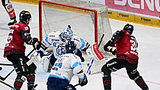 Tomá� Hyka se trefuje v utkání s Libercem.