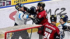 Martins Dzierkals se za brankou postrkává s Radanem Lencem.