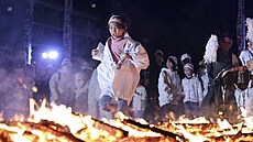 Rituál ch�ze po �havém uhlí v chrámu Encuji v japonské Nagoje. V��ící chodí...