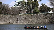 Turisté na lo�ce ve vodním p�íkopu hradu Nagoja v prefektu�e Ai�i v Japonsku...