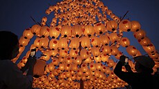 Festival luceren v chrámu Jasaka v japonské Nagoje. �o�in Macuri je ka�doro�ní...