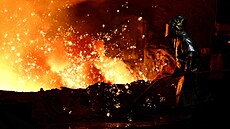 Ocelá uprosted jisker surového eleza vycházejících z vysoké pece v ocelárn...