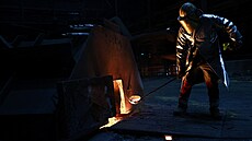 Ocelá� odebírá vzorek z vysoké pece v ocelárn� ThyssenKrupp v Duisburgu (5....