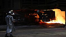 D�lník v ocelárn� ThyssenKrupp v n�meckém Duisburgu (5. listopadu 2025)
