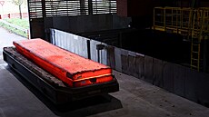 Ocelový odlitkek �eká na p�epravu v ocelárn� ThyssenKrupp v Duisburgu v N�mecku...