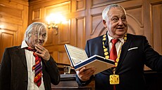 Old�ich Kaiser obdr�el Medaili m�sta Liberec za p�ínos v oblasti um�ní. Na...