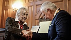 Old�ich Kaiser obdr�el Medaili m�sta Liberec za p�ínos v oblasti um�ní. (6....