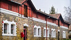 Ji�ní fasáda stáje Kravárka. 