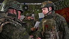 Vojáci ruské pr�zkumné jednotky dostávají ocen�ní za svoji ú�ast v bojích o...