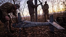 lenové ukrajinské policie pipravují dron na frontové linii v Pokrovsku. (2....