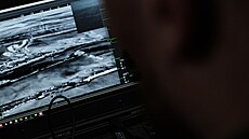 lenové ukrajinské policie pipravují dron na frontové linii v Pokrovsku. (2....