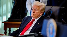 Americký prezident Donald Trump �elí podez�ením, �e usnul v Oválné pracovn�,...