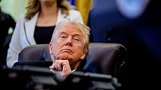Americký prezident Donald Trump �elí podez�ením, �e usnul v Oválné pracovn�,...