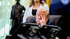 Americký prezident Donald Trump �elí podez�ením, �e usnul v Oválné pracovn�,...