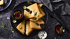 Smaený sýr s rajatovým a bylinkovým dipem