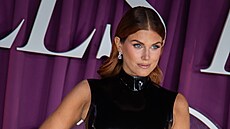 Ashley Jamesová na londýnské premiée televizní série Férovka (Alls Fair) 22....