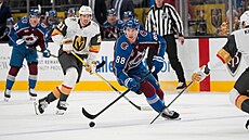 Útoník Colorada Martin Neas vede puk bhem utkání proti Vegas.