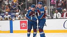 Útoník Martin Neas (vpravo) a obránce Cale Makar  slaví gól Colorada proti...