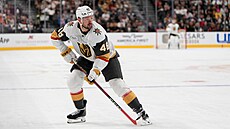 Útoník Vegas Tomá Hertl kontroluje puk bhem utkání proti Coloradu.