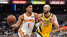 Jalen Johnson z Atlanty se snaí obejít Jaye Huffa z Indiany.